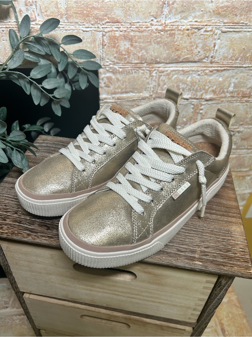 REEF Lay Day Dawn Metallic Gold Leather Sneakers Size 10 Cork comfort  #11 - Picture 2 of 10